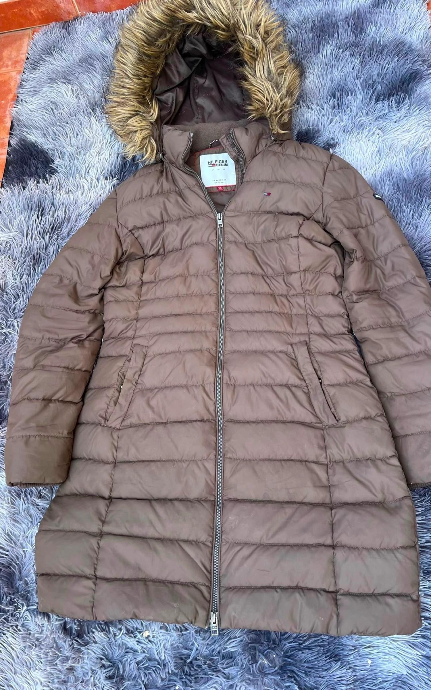⁠Abrigo Plumas Hilfiger Denim Marrón con Capucha de Pelo - Talla XL